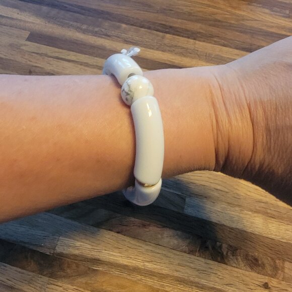Meghan Browne Style Harry White Resin Beaded Chunky Stretch Bracelet - Picture 6 of 11